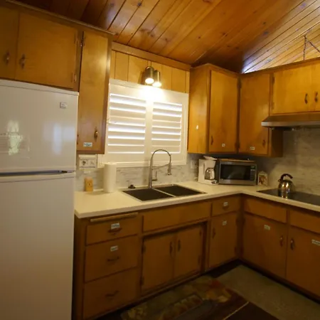 Snowridge - Charming Classic Cabin With A Wood Burning Fireplace And Wifi!